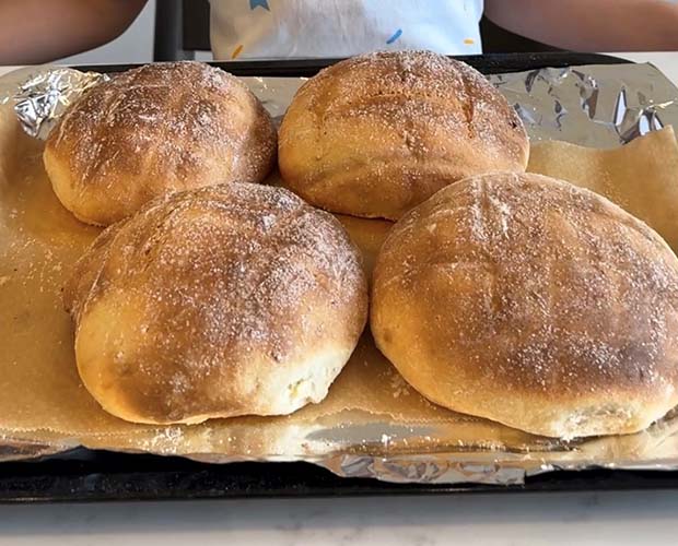 6 bread buns on a try resembling the inside of a chopped melon, topped with crunchy sugar
