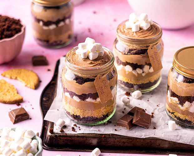https://whitworths-sugar.co.uk/cdn/shop/articles/20230518143946-smores-20cake-20jars_620x.jpg?v=1710250302